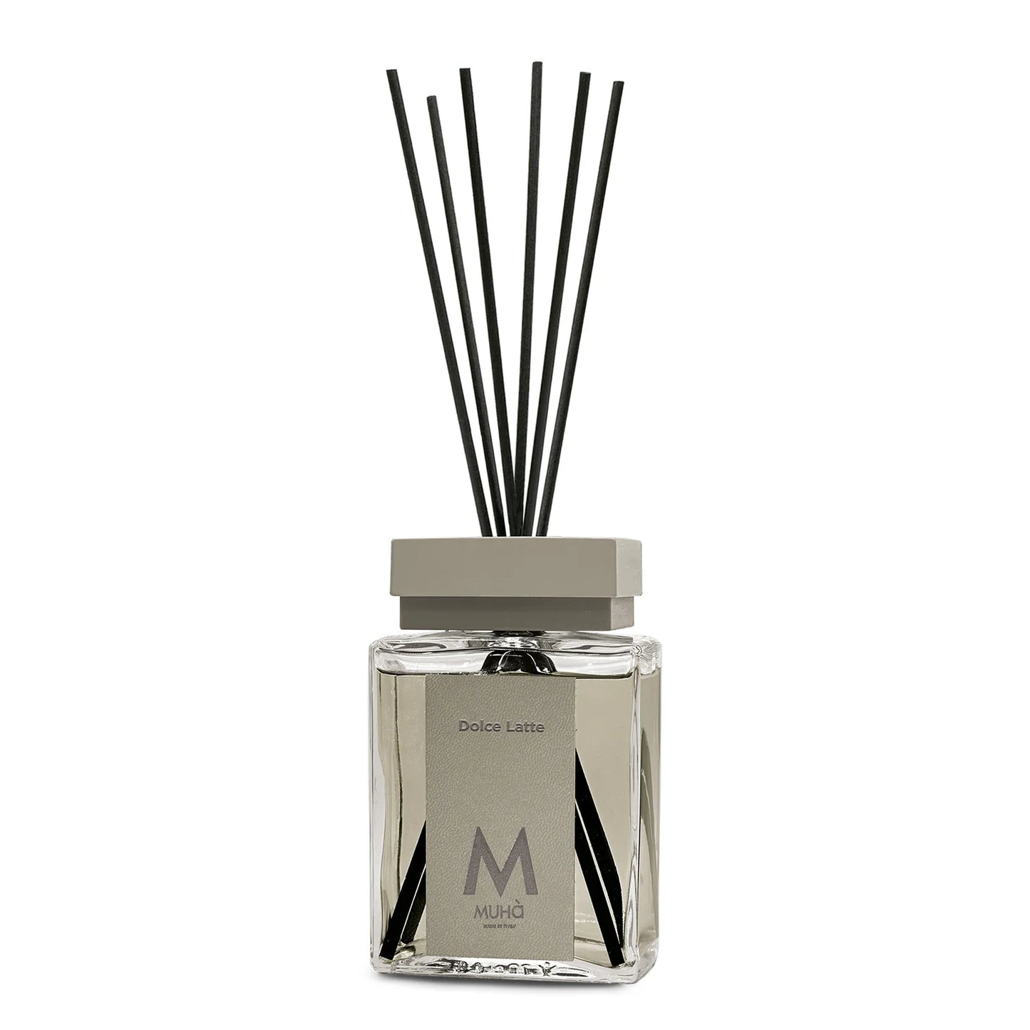 Diffusore a bastoncini Muha’ Dolce Latte con design elegante e fragranza dolce e cremosa a base di vaniglia, muschi e fava tonka.
