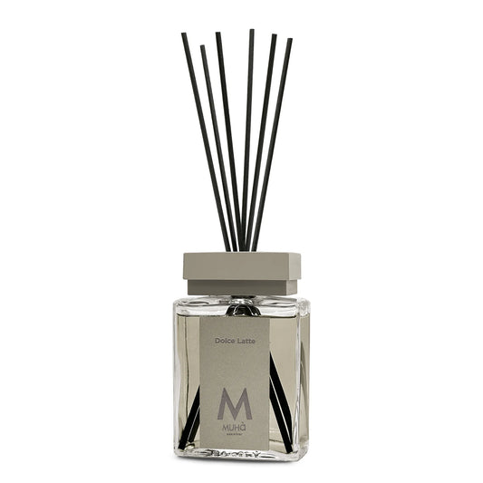 Diffusore a bastoncini Muha’ Dolce Latte con design elegante e fragranza dolce e cremosa a base di vaniglia, muschi e fava tonka.
