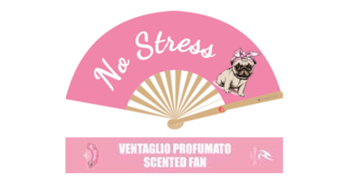 Ventaglio profumato rosa No Stress con cagnolino e scritta, accessorio estivo originale e profumato disponibile su bettistyle.it
