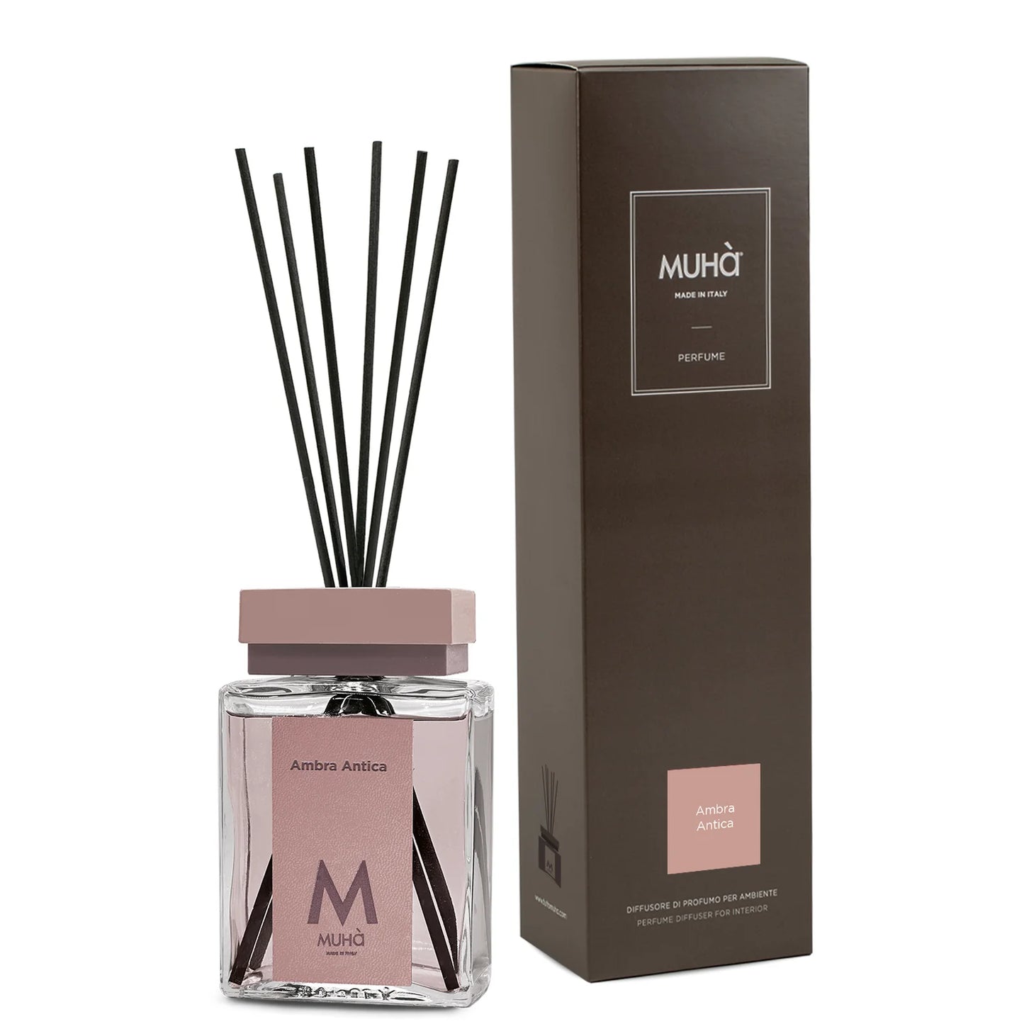 Diffusore ambiente Muha’ Ambra Antica con bastoncini in fibra, profumo legnoso e floreale in vetro di design con etichetta in ecopelle.