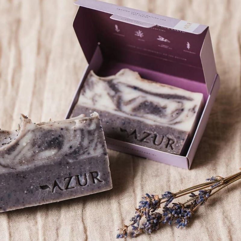 Sapone artigianale Lavender Fields con lavanda essiccata e confezione viola