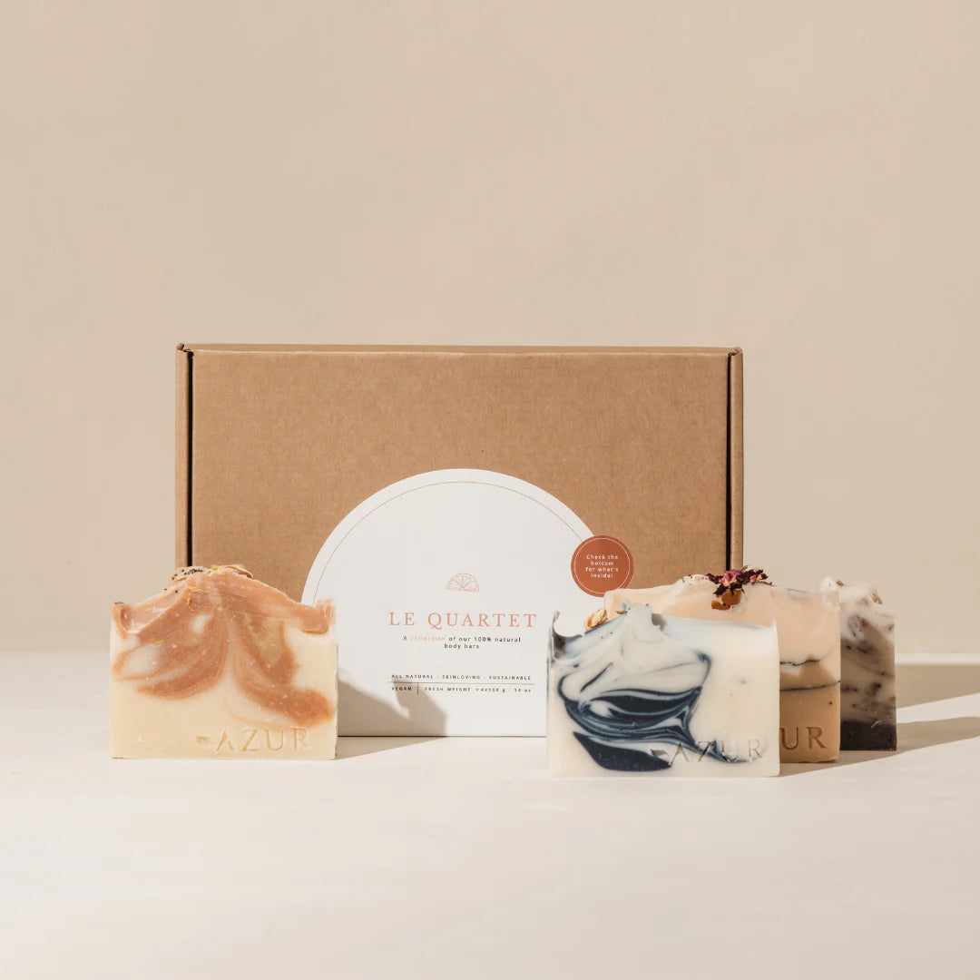 Set regalo con 4 saponette naturali profumate: cura la pelle e rispetta il pianeta. Profumi intensi, zero plastica, packaging sostenibile.