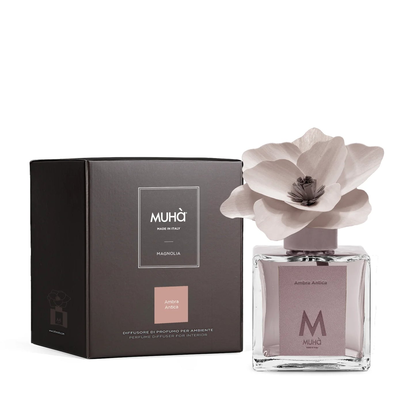 Diffusore ambiente Muha’ Ambra Antica con fiore in legno, profumo legnoso e floreale in vetro con etichetta ecopelle, design elegante made in Italy.