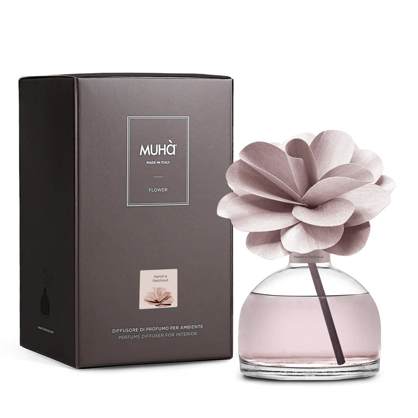 Profumatore ambiente Muha’ Neroli e Patchouli con fiore in legno di betulla e bottiglia in vetro, fragranza agrumata e floreale.