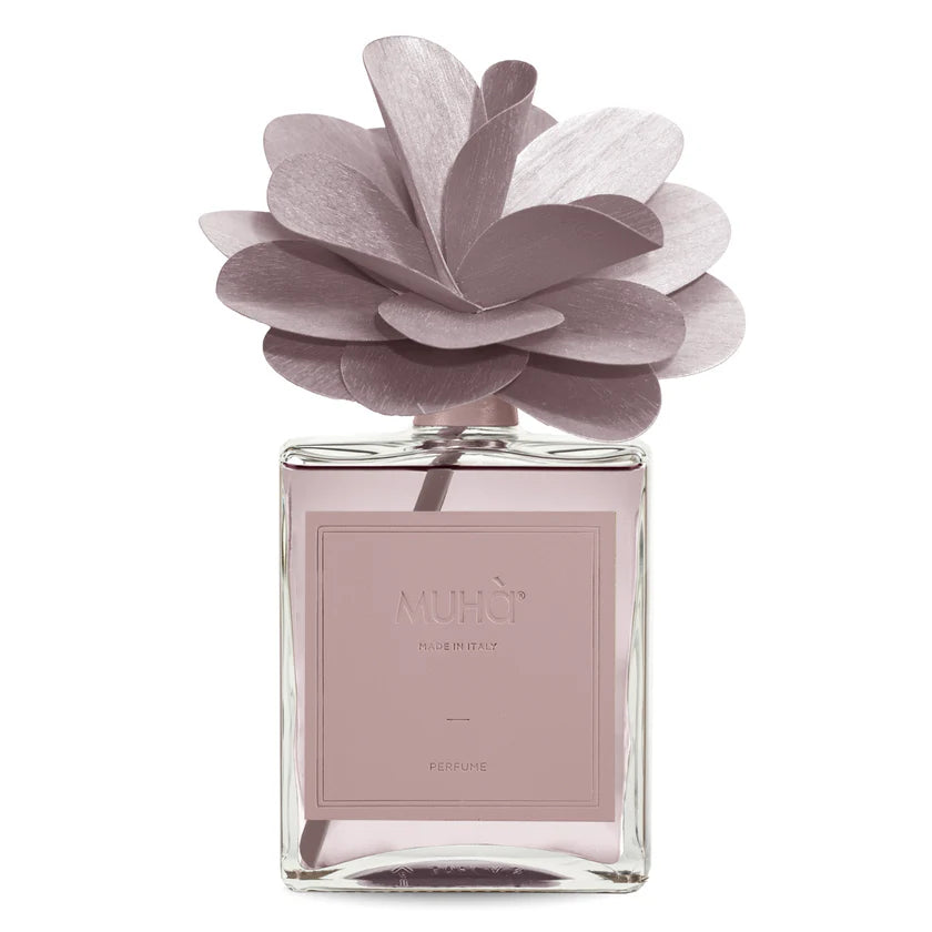 Profumatore ambiente Muha’ Neroli e Patchouli con fiore in legno di betulla e bottiglia in vetro, fragranza agrumata e floreale.