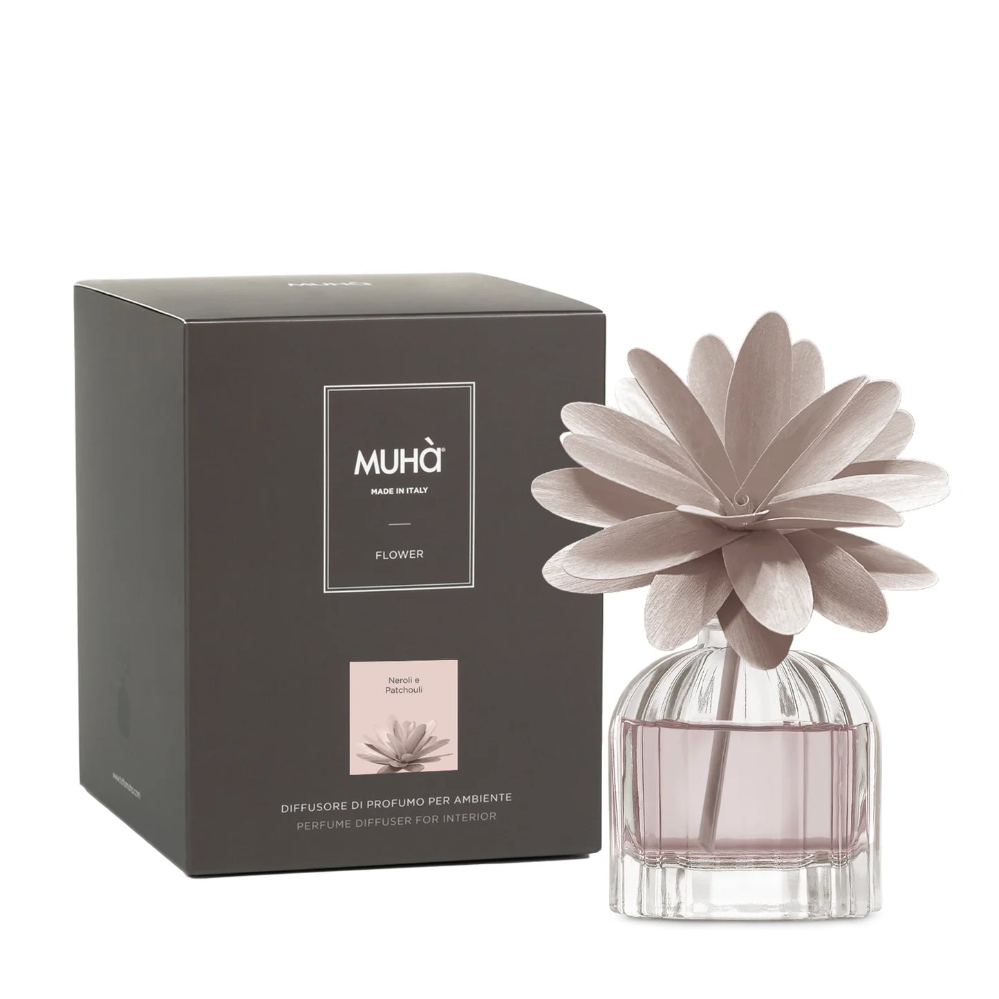 Profumatore ambiente Muha’ Neroli e Patchouli con fiore in legno di betulla e bottiglia in vetro, fragranza agrumata e floreale.