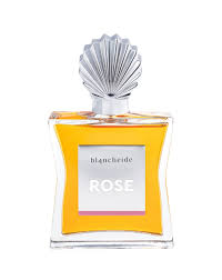 Flaconi profumo Blancheide Rose con petali di rosa su sfondo bianco, fragranza intensa ed elegante ideale per donna.