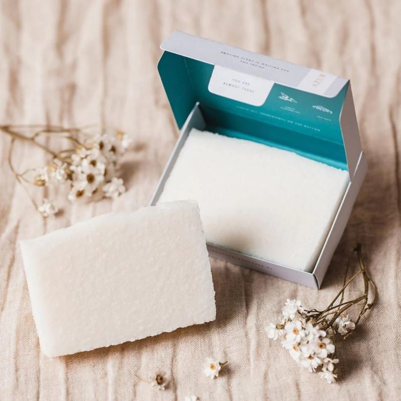Sapone al sale marino ed eucalipto: esfolia, purifica e profuma. Perfetto per rasatura e pelli sensibili. Effetto spa a casa, ogni giorno.