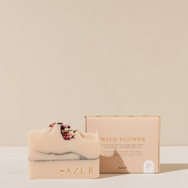 Sapone artigianale Wild Flower con oli essenziali e argilla rosa in mano