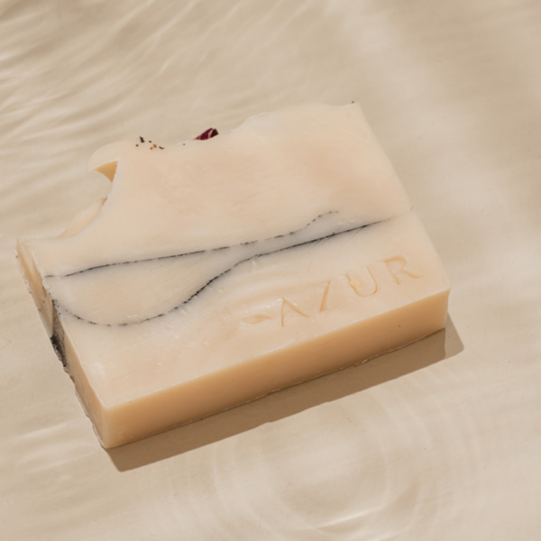 Sapone artigianale Wild Flower con oli essenziali e argilla rosa in mano
