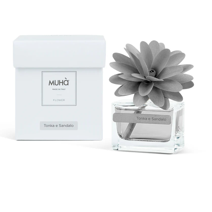 Profumatore ambiente Muha’ Tonka e Sandalo con fiore in legno di betulla, bottiglia in vetro e fragranza legnosa e speziata made in Italy.