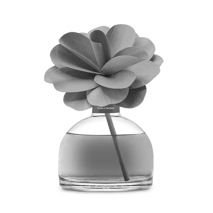 Profumatore ambiente Muha’ Tonka e Sandalo con fiore in legno di betulla, bottiglia in vetro e fragranza legnosa e speziata made in Italy.