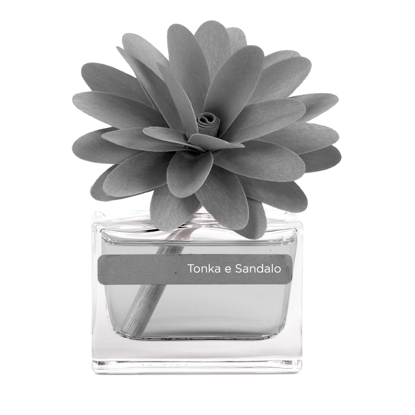 Profumatore ambiente Muha’ Tonka e Sandalo con fiore in legno di betulla, bottiglia in vetro e fragranza legnosa e speziata made in Italy.