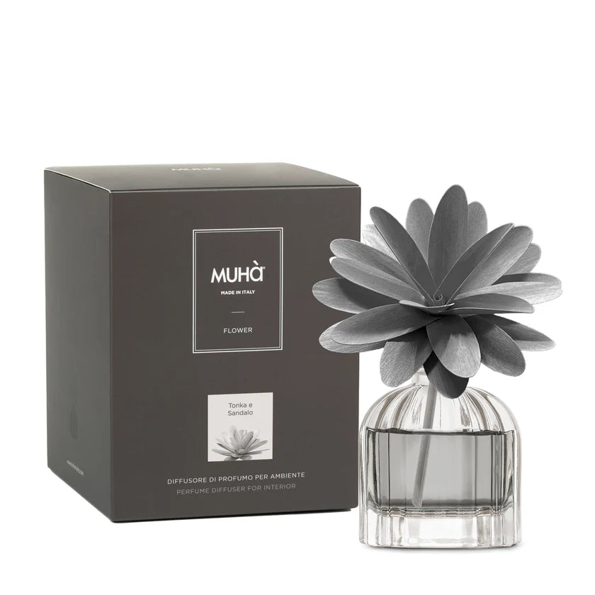 Profumatore ambiente Muha’ Tonka e Sandalo con fiore in legno di betulla, bottiglia in vetro e fragranza legnosa e speziata made in Italy.