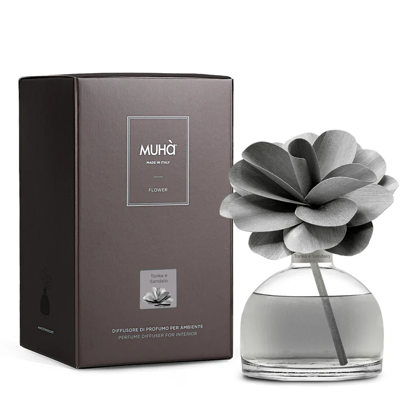 Profumatore ambiente Muha’ Tonka e Sandalo con fiore in legno di betulla, bottiglia in vetro e fragranza legnosa e speziata made in Italy.