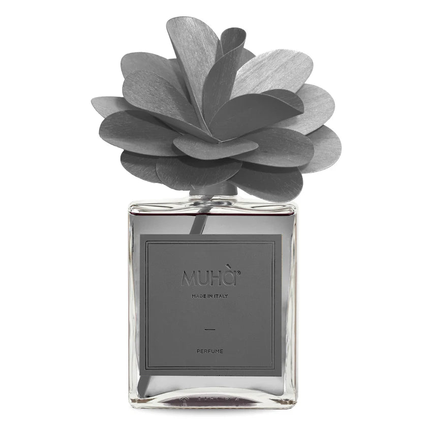 Profumatore ambiente Muha’ Tonka e Sandalo con fiore in legno di betulla, bottiglia in vetro e fragranza legnosa e speziata made in Italy.