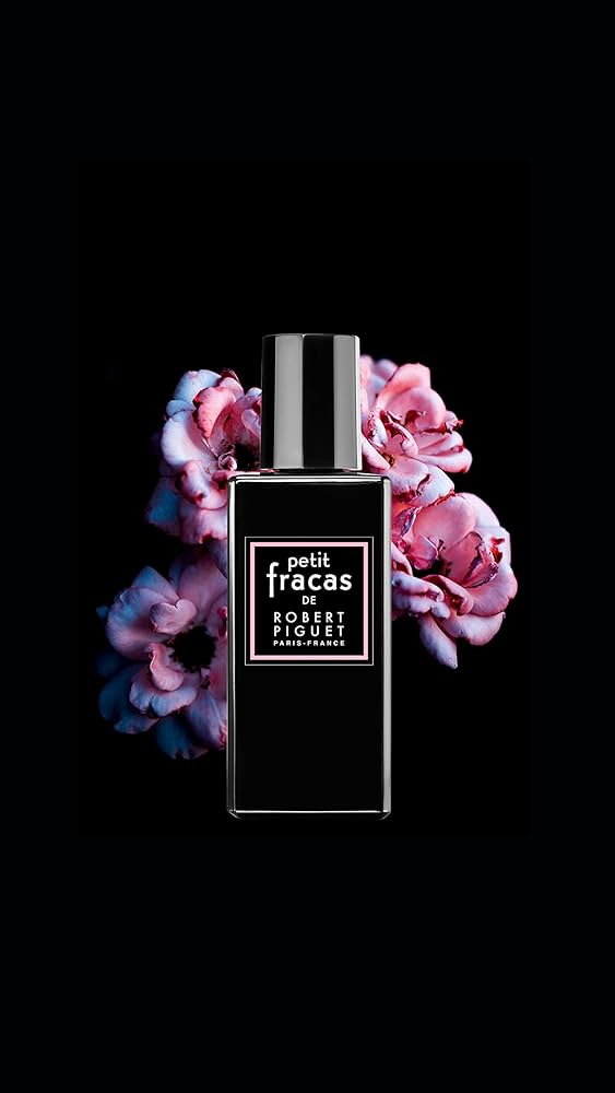 Flacone Petit Fracas Robert Piguet con fiori rosa, profumo fiorito e fruttato