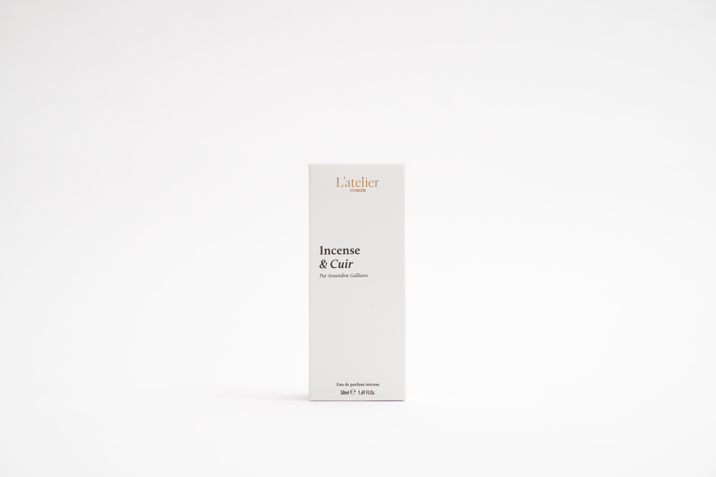 Flacone profumo cuoio e incenso con patchouli riciclato e note naturali sostenibili