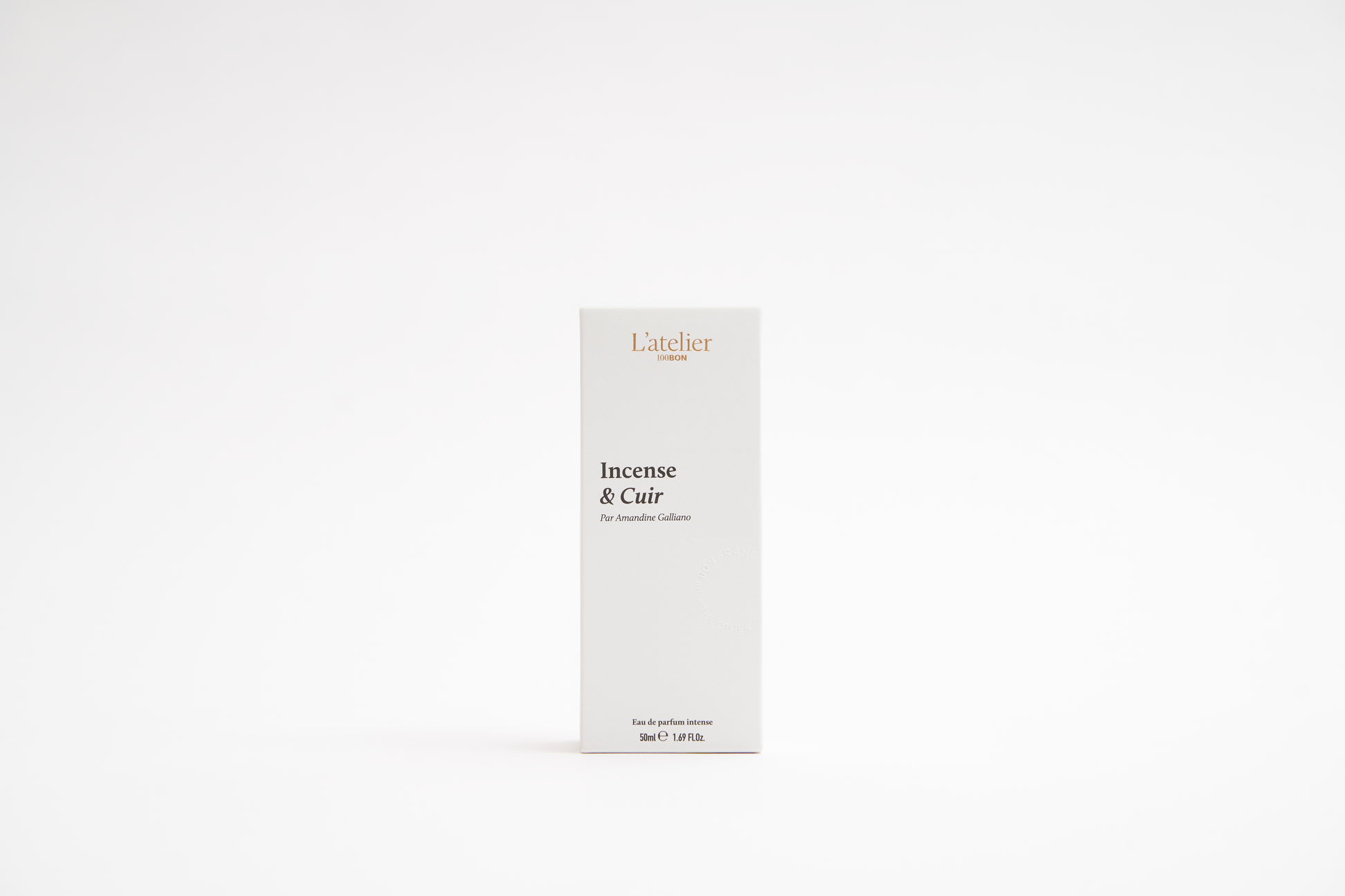 Flacone profumo cuoio e incenso con patchouli riciclato e note naturali sostenibili
