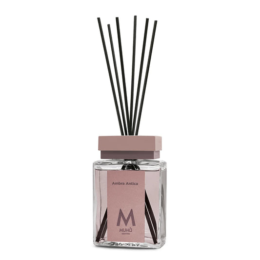 Diffusore ambiente Muha’ Ambra Antica con bastoncini in fibra, profumo legnoso e floreale in vetro di design con etichetta in ecopelle.